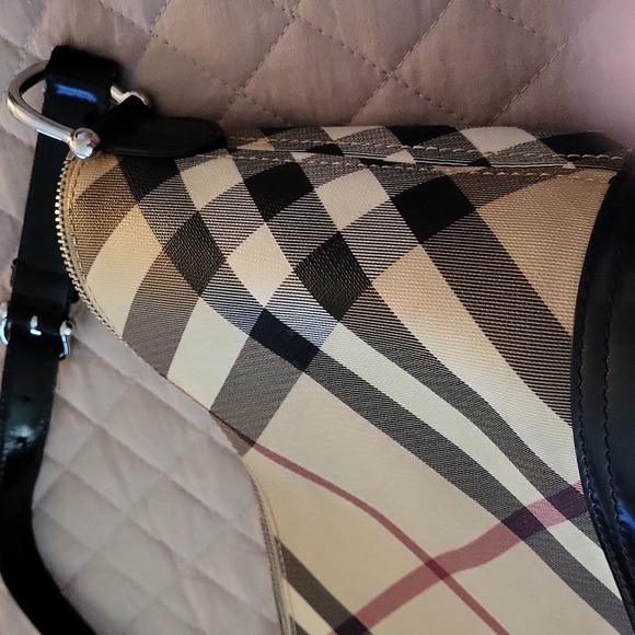 100% authentic Burberry shoulder bag fair condition. Many years left. - Picture 11 of 17